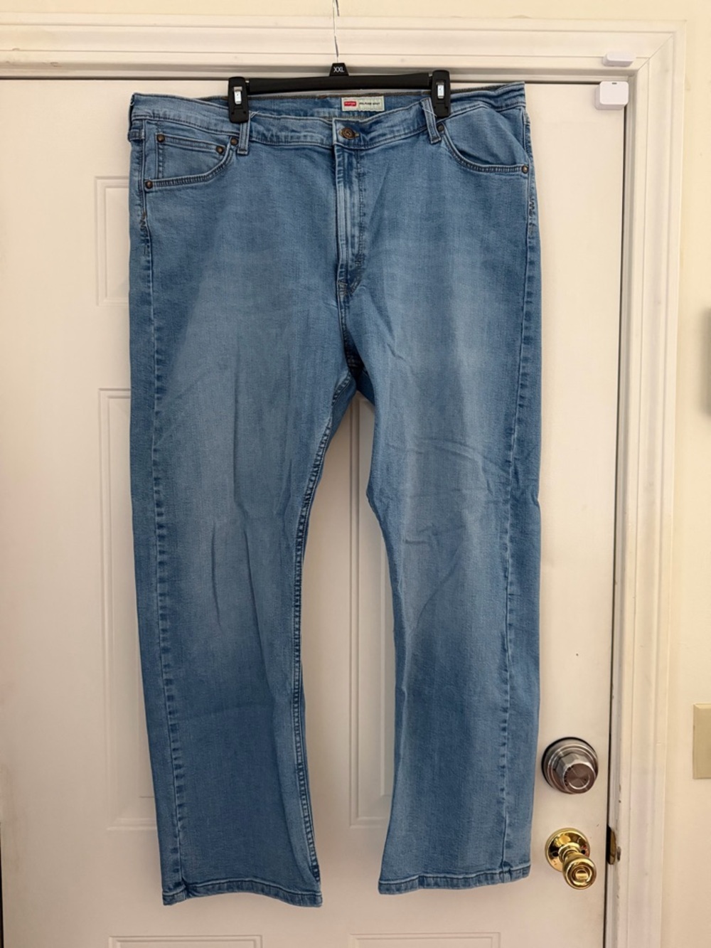 Men’s Wrangler Light Blue Relaxed Fit Men’s Jeans. 42x32
